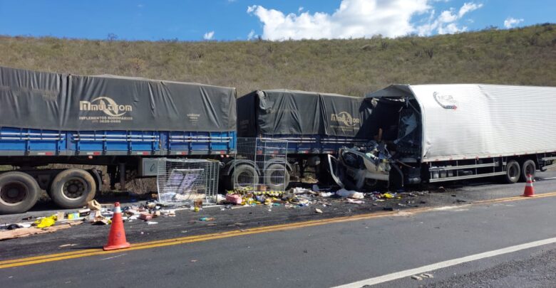 Caminhão produtos do Mercado Livre bate em carreta na BA 02 parte