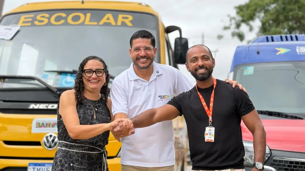 Irecê recebe ambulância, van para TFD e ônibus escolar para atender à população
